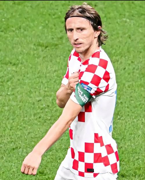 篮球篮网比赛中关键传球帮助球队取胜